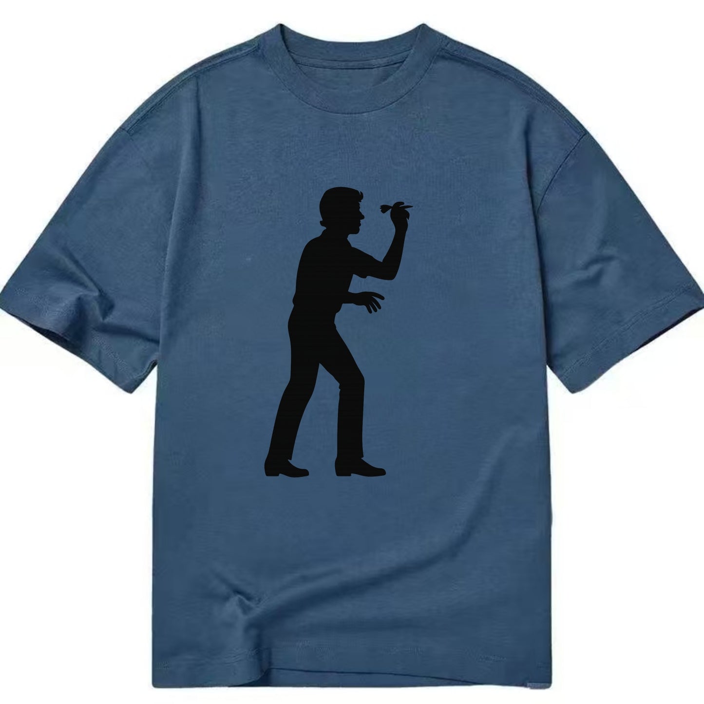 Darts player in throwing stance - Classic T-shirt - Twilight Navy(Blue)