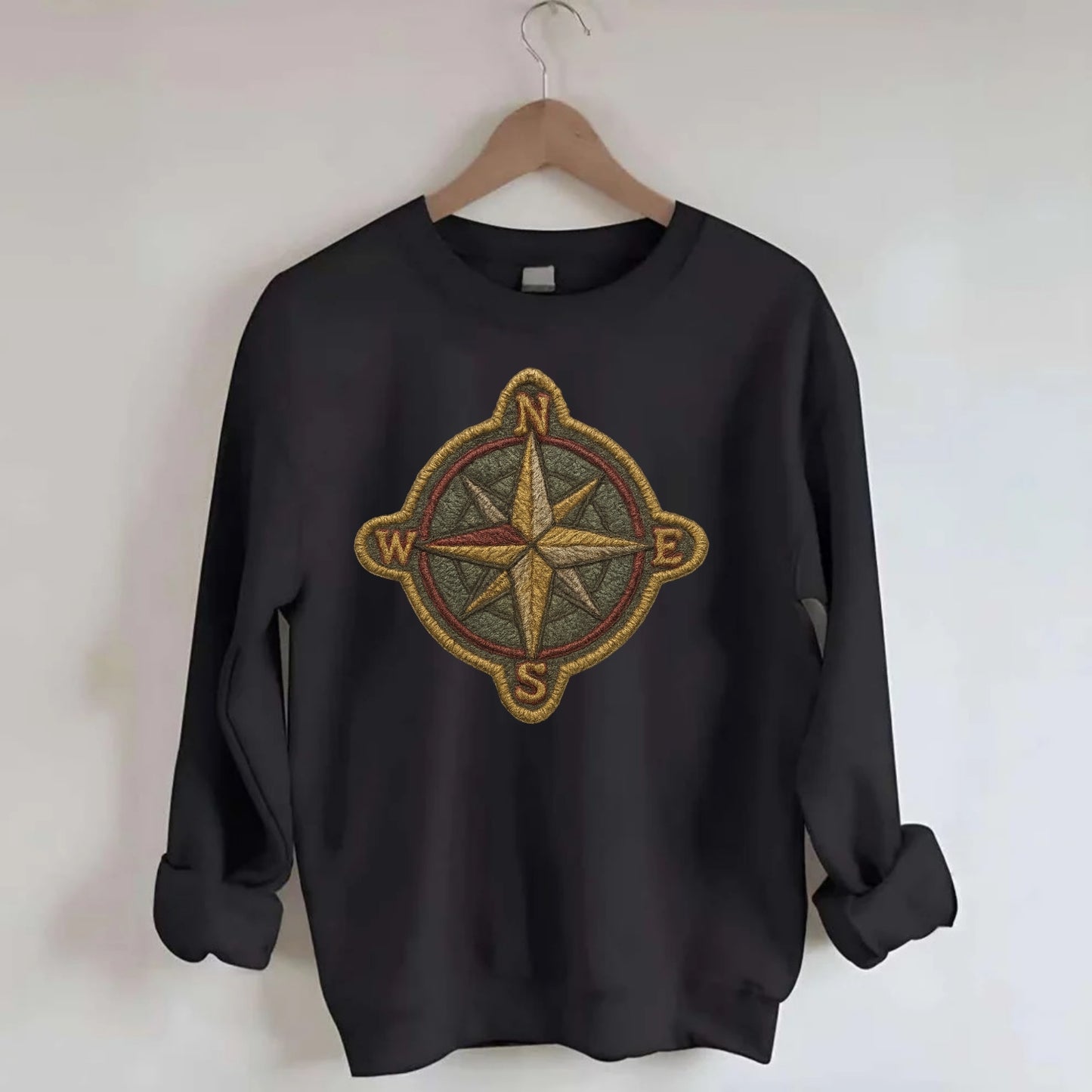 Compass rose with cardinal directions - explorer symbol - Crewneck Sweatshirt - black