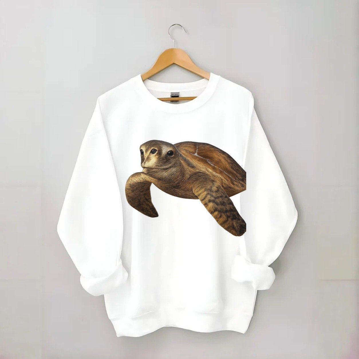 Sea Turtle Portrait Design Crewneck Sweatshirt – White