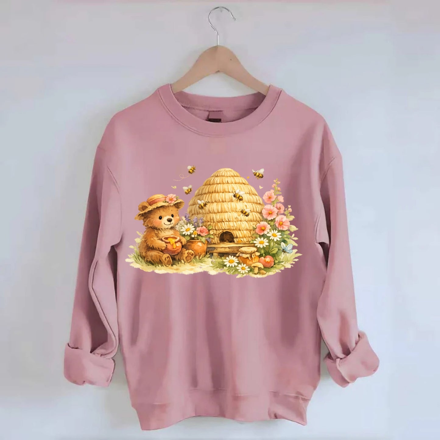 SKEP HIVE | Traditional straw beehive | Cottage garden setting | Buzzing - Crewneck Sweatshirt - pink