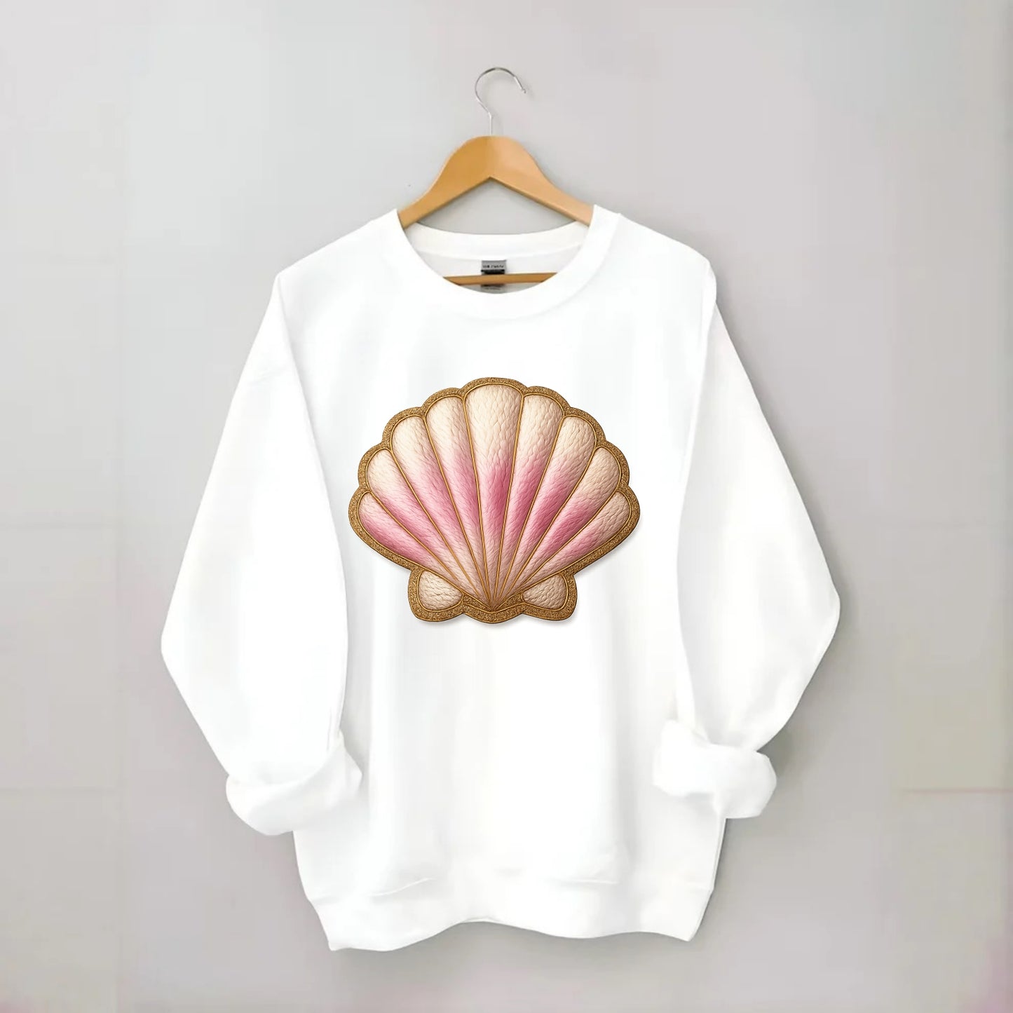 SEASHELL SCALLOP - scallop shell in cream and pink , beach - Crewneck Sweatshirt - white