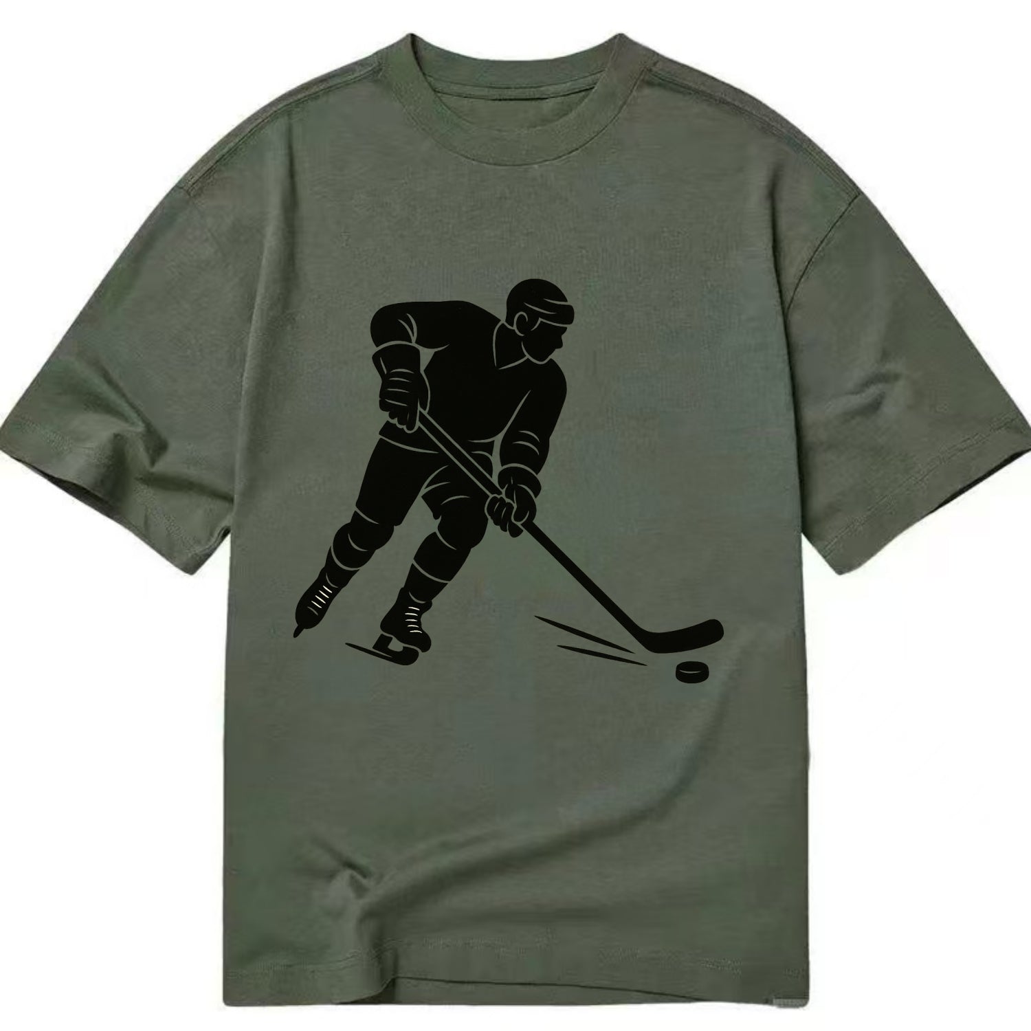Ice hockey player shooting puck - Classic T-shirt - Army Green