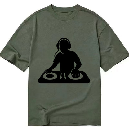 DJ with turntables and headphones - Classic T-shirt - Army Green