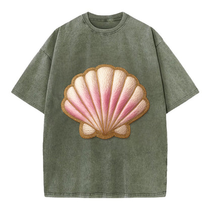 SEASHELL SCALLOP - scallop shell in cream and pink , beach - Vintage T-shirt - Army Green