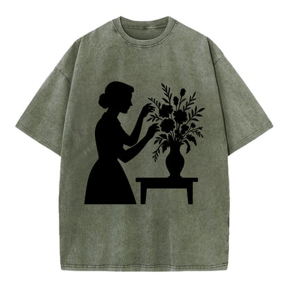 Florist arranging dramatic bouquet - Vintage T-shirt - Army Green