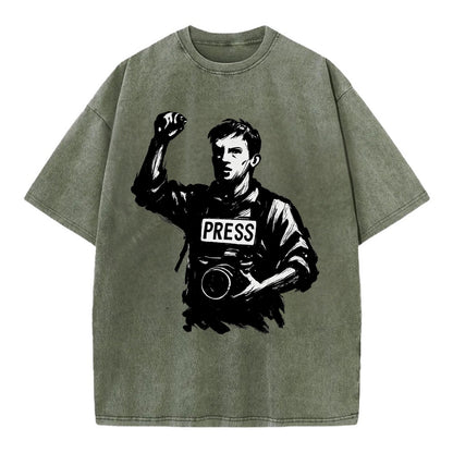 Journalist with camera - press freedom ink painting - Vintage T-shirt - Army Green