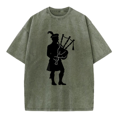 Bagpiper in traditional stance - Vintage T-shirt - Army Green