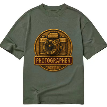 Camera with vintage lens - photographer badge - Classic T-shirt - Army Green