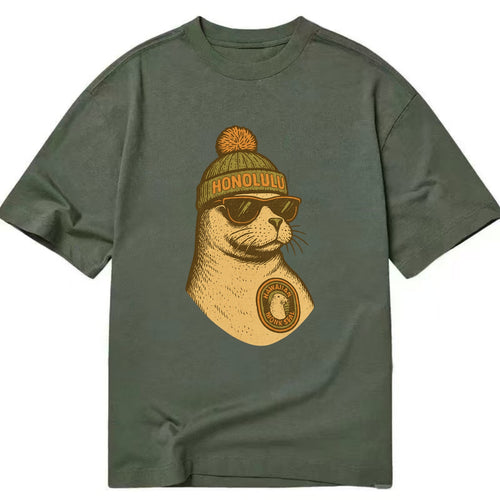 Hawaii Monk Seal wearing Honolulu beanie with pom pom and wayfarer sunglasses - Classic T-shirt