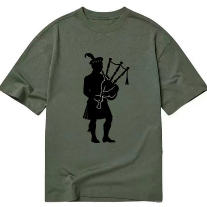 Bagpiper in traditional stance - Classic T-shirt - Army Green