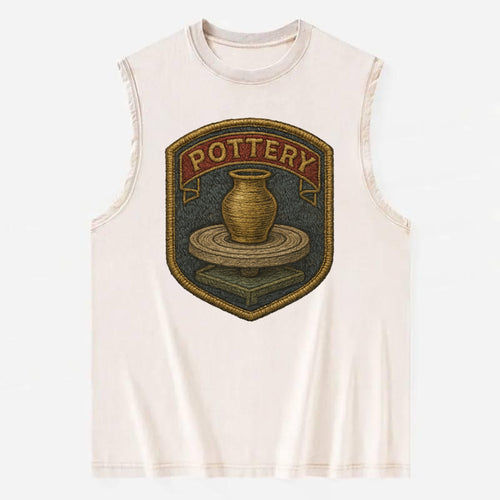 Pottery wheel with clay vessel - ceramicist symbol - Vintage Washed Tank