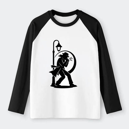 Blues harmonica player under streetlight - Raglan Long Sleeve T-Shirt - Black