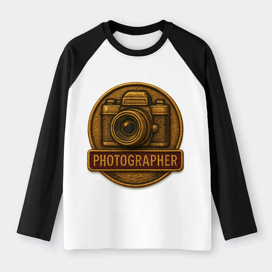 Camera with vintage lens - photographer badge - Raglan Long Sleeve T-Shirt - Black