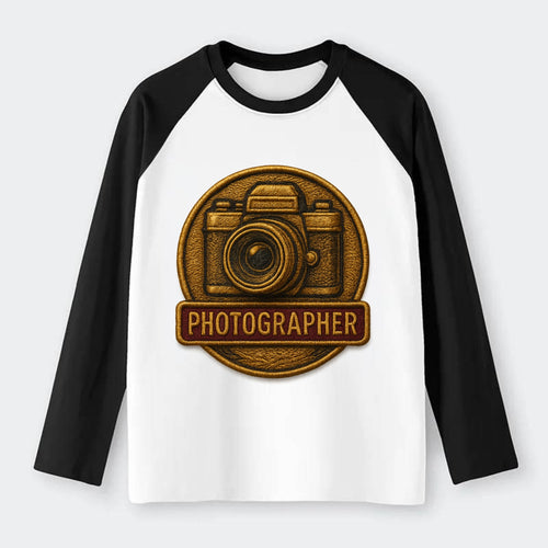 Camera with vintage lens - photographer badge - Raglan Long Sleeve T-Shirt