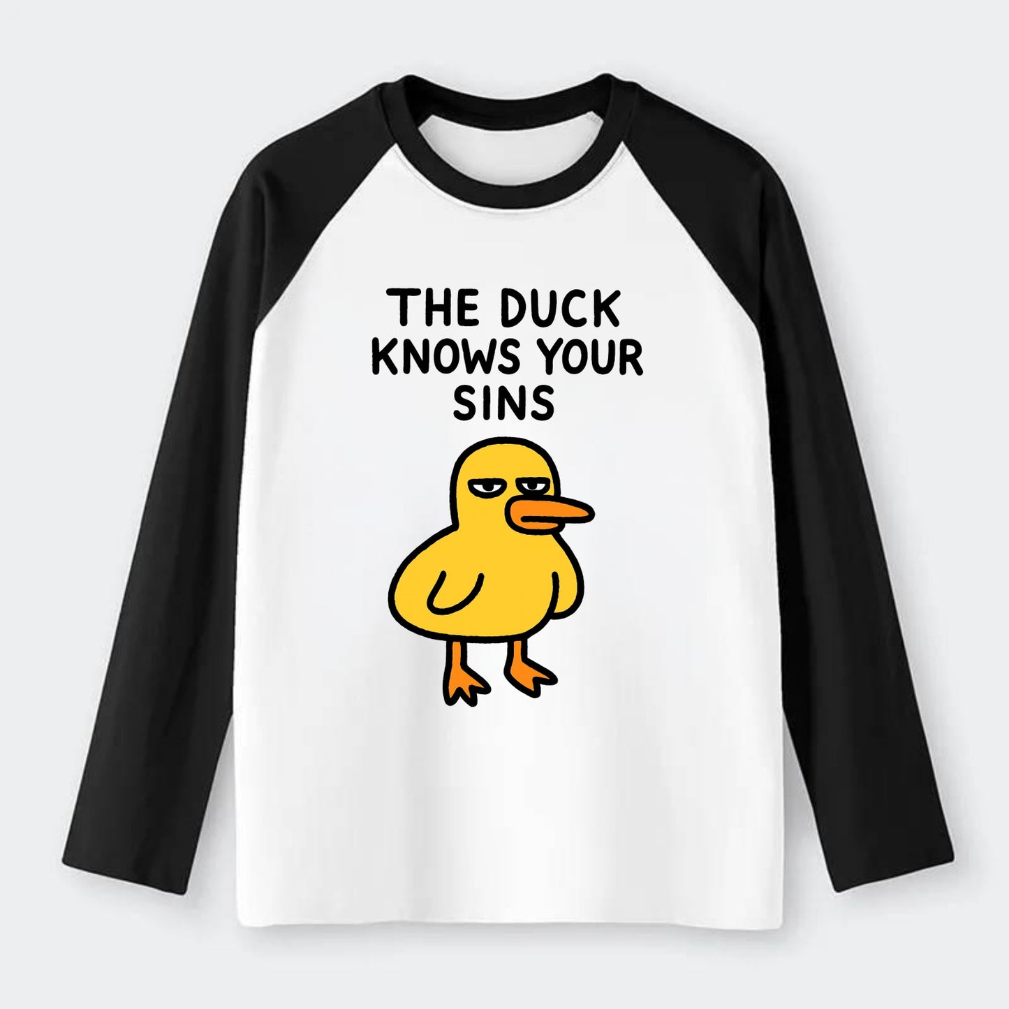 THE DUCK KNOWS YOUR SINS | Yellow duck with judgmental stare - Raglan Long Sleeve T-Shirt - Black