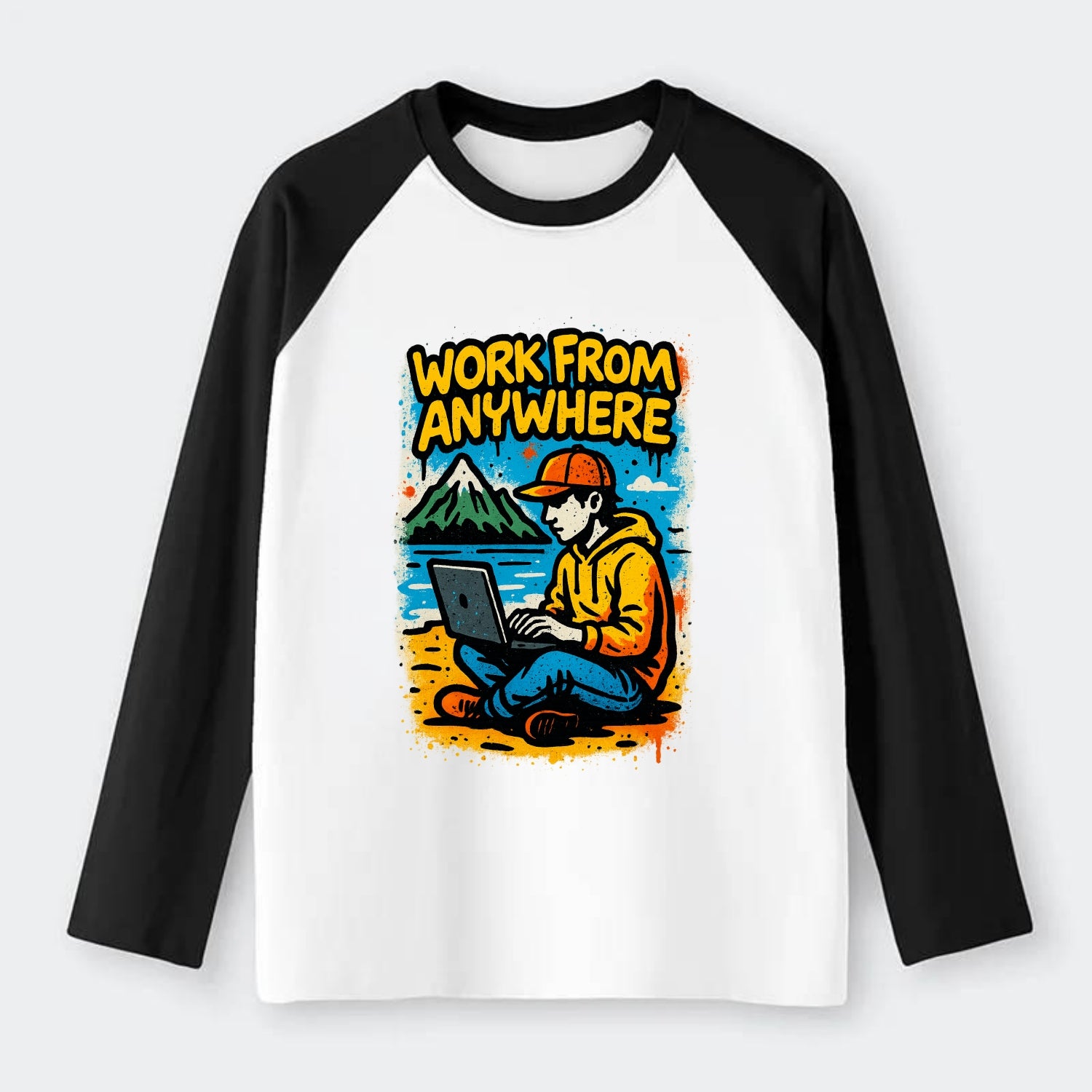 Digital nomad with laptop on beach/mountain - work from anywhere - Raglan Long Sleeve T-Shirt - Black