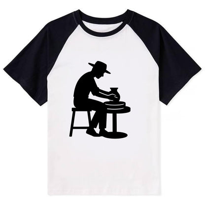 Potter shaping clay on wheel - Contrast Raglan T-shirt - Black