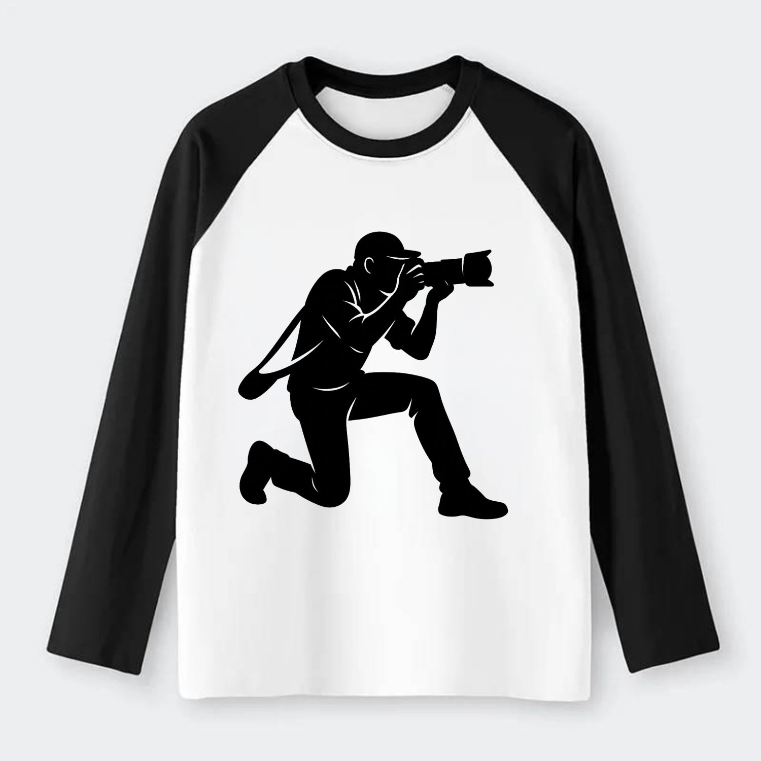 Photographer capturing perfect shot - Raglan Long Sleeve T-Shirt - Black