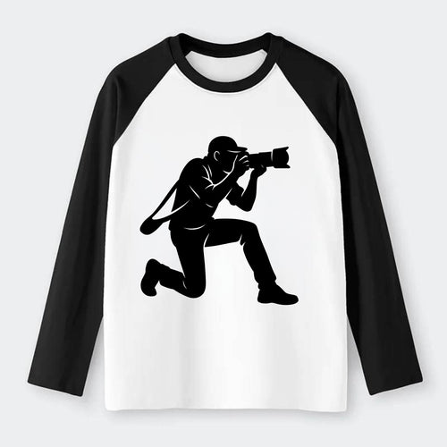Photographer capturing perfect shot - Raglan Long Sleeve T-Shirt