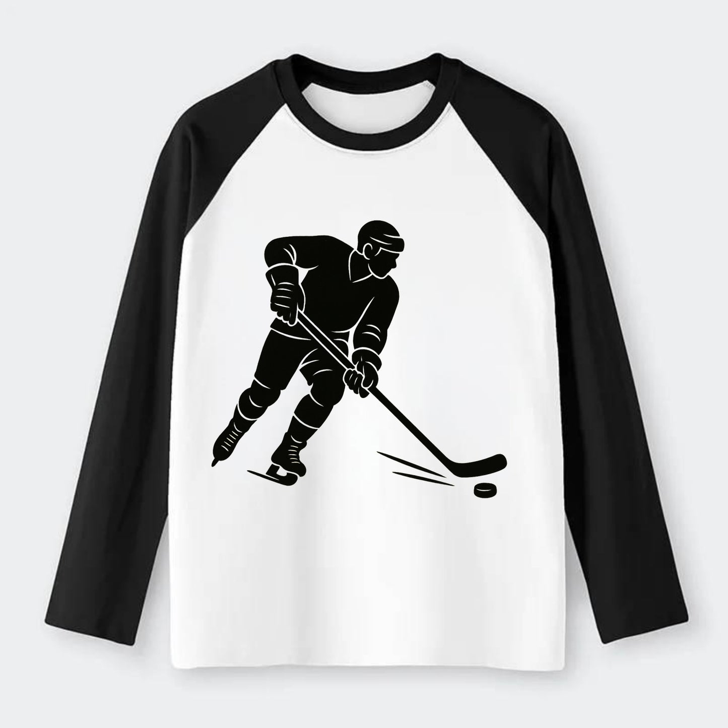 Ice hockey player shooting puck - Raglan Long Sleeve T-Shirt - Black