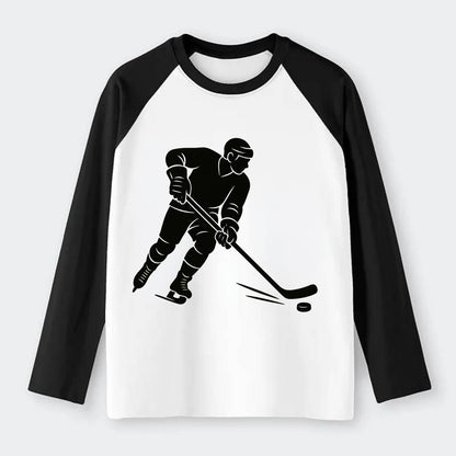 Ice hockey player shooting puck - Raglan Long Sleeve T-Shirt - Black