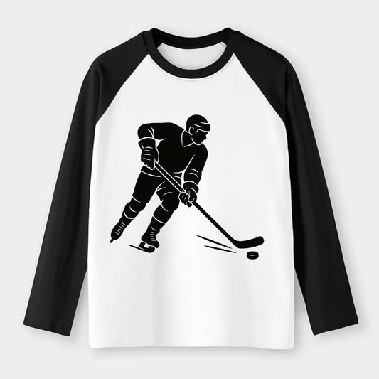 Ice hockey player shooting puck - Raglan Long Sleeve T-Shirt - Black