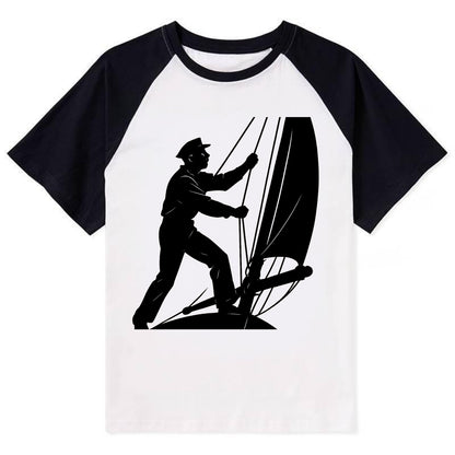 Sailor adjusting the boom on a sailboat - Contrast Raglan T-shirt - Black