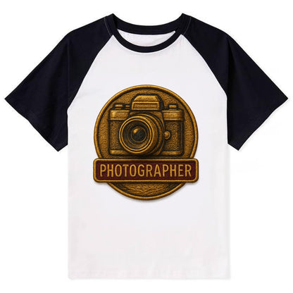 Camera with vintage lens - photographer badge - Contrast Raglan T-shirt - Black