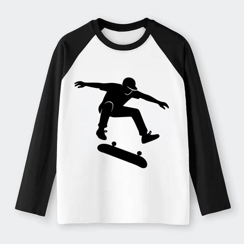 Skateboarder doing kickflip trick - Raglan Long Sleeve T-Shirt