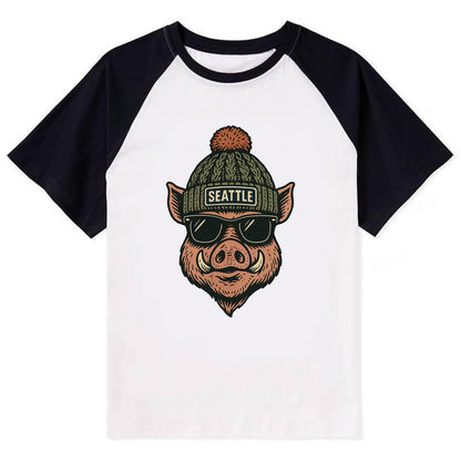 Washington Hog wearing Seattle beanie with pom pom and wayfarer sunglasses - Contrast Raglan T-shirt - Black