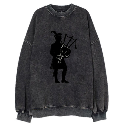 Bagpiper in traditional stance - Vintage Sweatshirt - Black