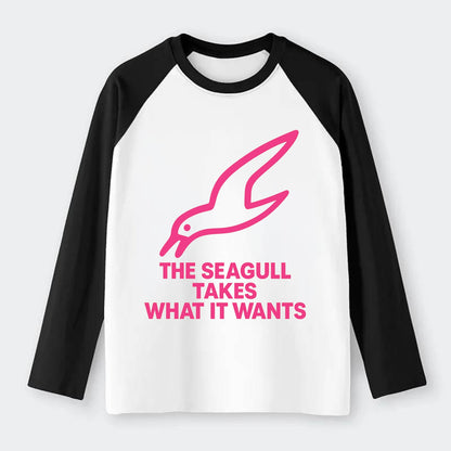 THE SEAGULL TAKES WHAT IT WANTS | Aggressive seagull diving down - Raglan Long Sleeve T-Shirt - Black