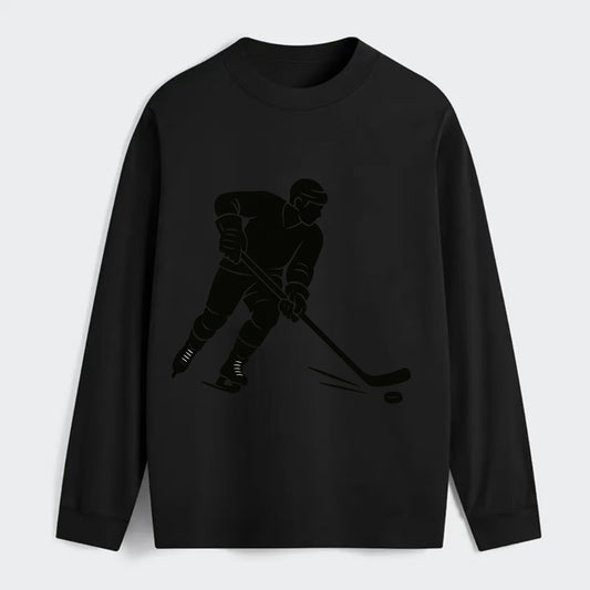 Ice hockey player shooting puck - Classic Long Sleeve Shirt - Black