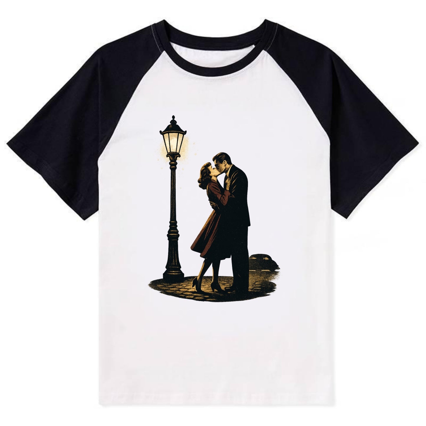 first kiss under vintage street lamp on cobblestone at night - Contrast Raglan T-shirt - Black