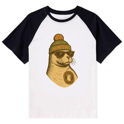 Hawaii Monk Seal wearing Honolulu beanie with pom pom and wayfarer - Contrast Raglan T-shirt - Black