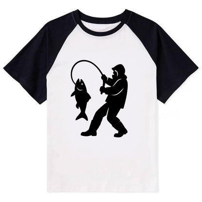 Alaskan fisherman hauling catch - Contrast Raglan T-shirt - Black