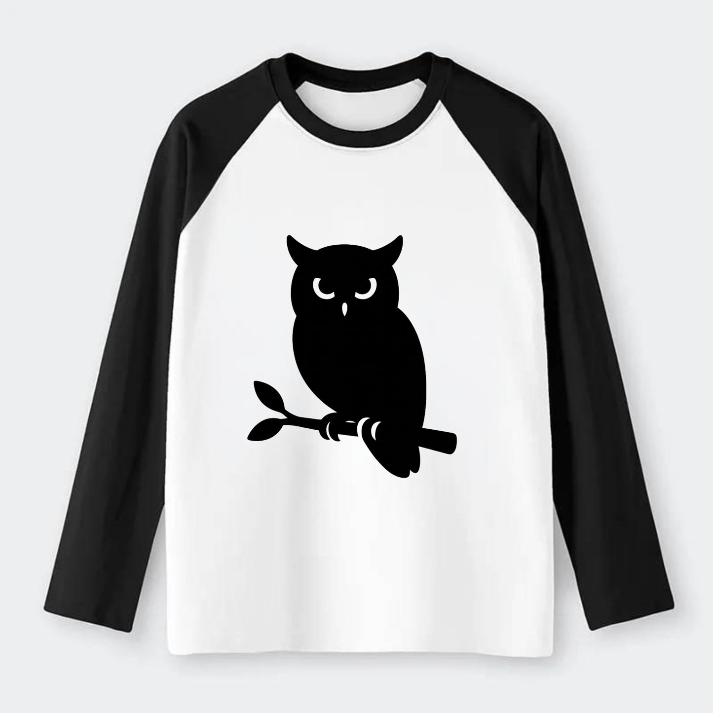 Owl perched on branch at night - Raglan Long Sleeve T-Shirt - Black
