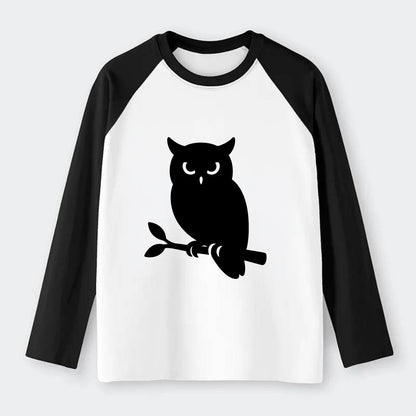 Owl perched on branch at night - Raglan Long Sleeve T-Shirt - Black