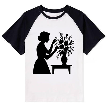 Florist arranging dramatic bouquet - Contrast Raglan T-shirt - Black