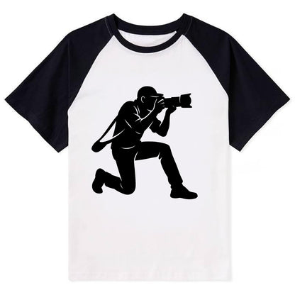 Photographer capturing perfect shot - Contrast Raglan T-shirt - Black