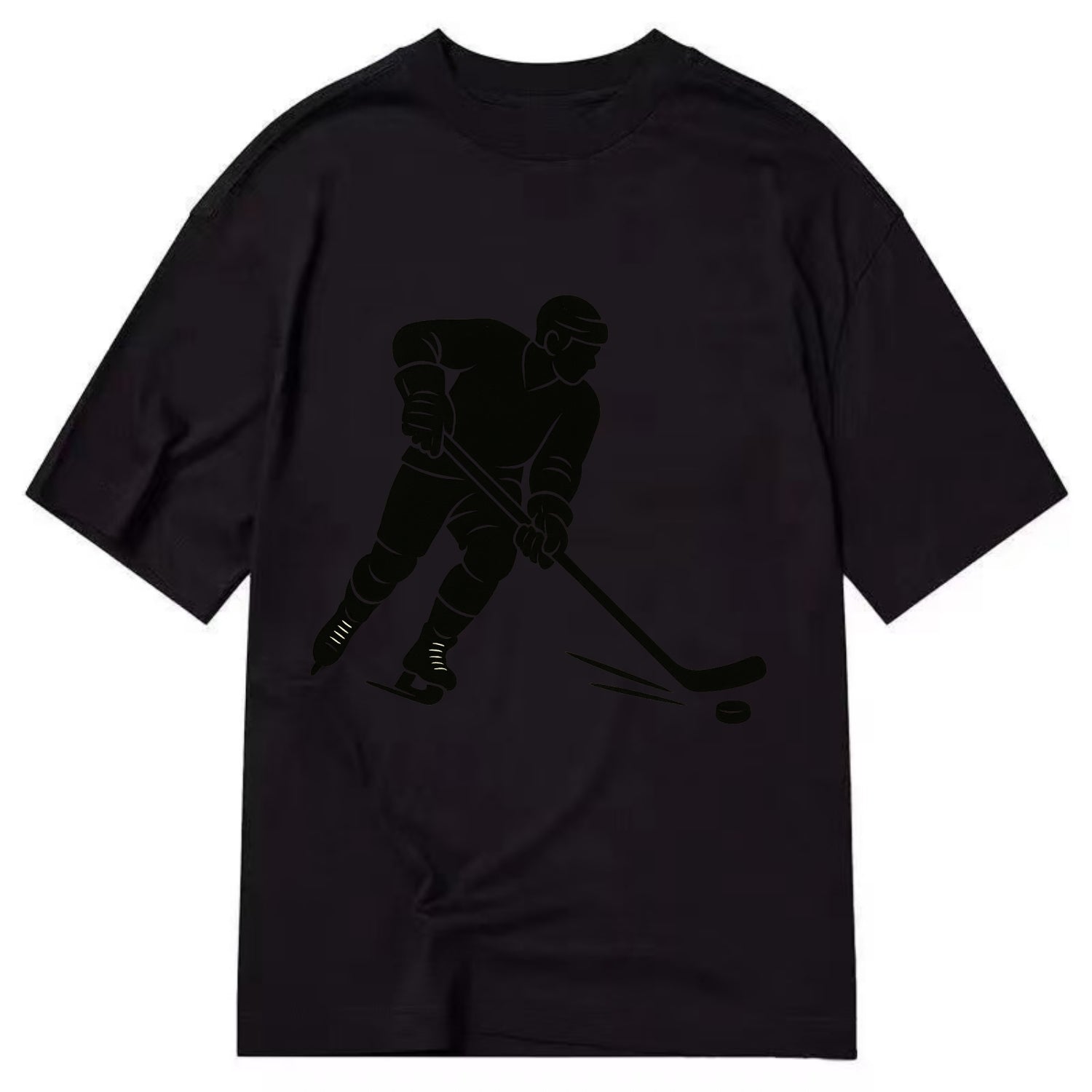 Ice hockey player shooting puck - Classic T-shirt - Black