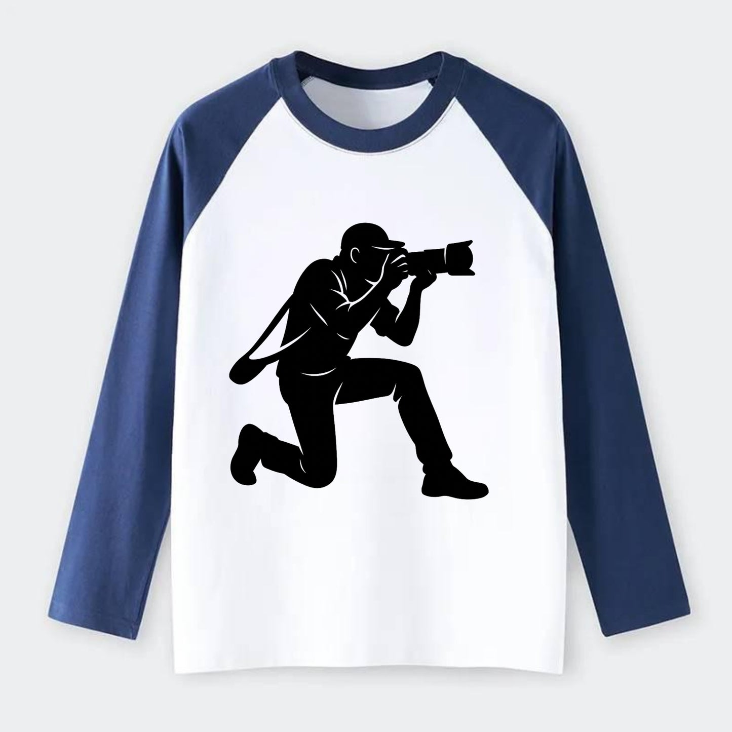 Photographer capturing perfect shot - Raglan Long Sleeve T-Shirt - Blue
