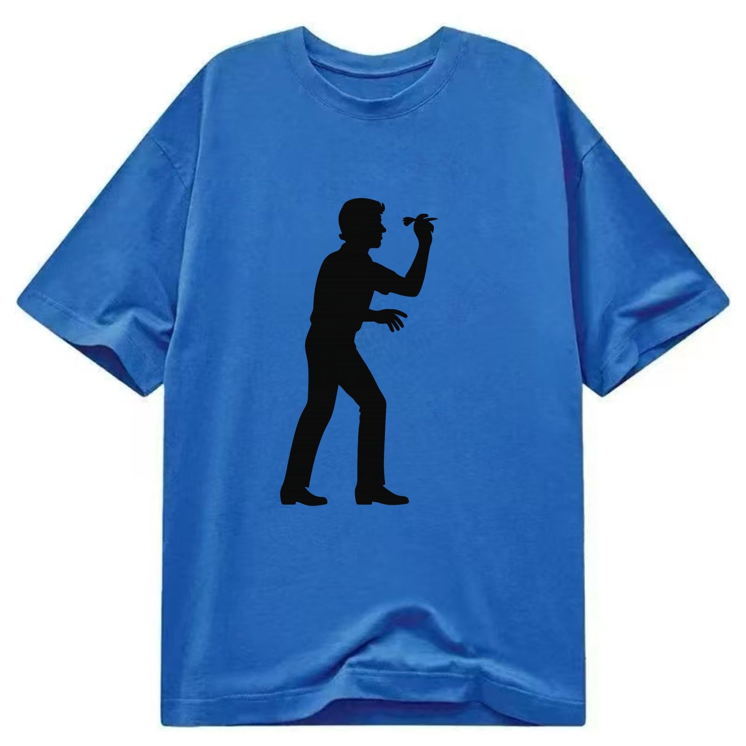 Darts player in throwing stance - Classic T-shirt - Blue