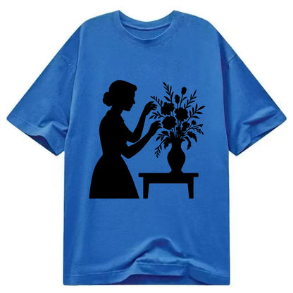 Florist arranging dramatic bouquet - Classic T-shirt - Blue