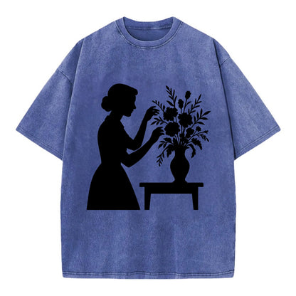 Florist arranging dramatic bouquet - Vintage T-shirt - Blue