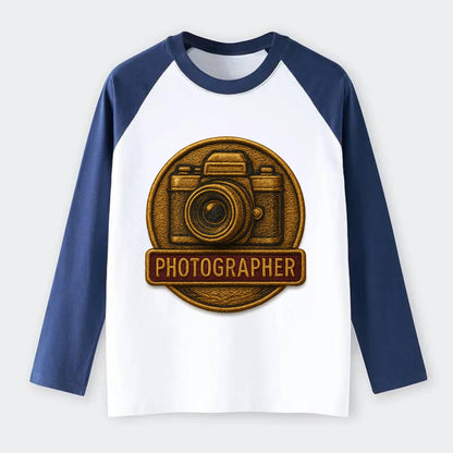 Camera with vintage lens - photographer badge - Raglan Long Sleeve T-Shirt - Blue