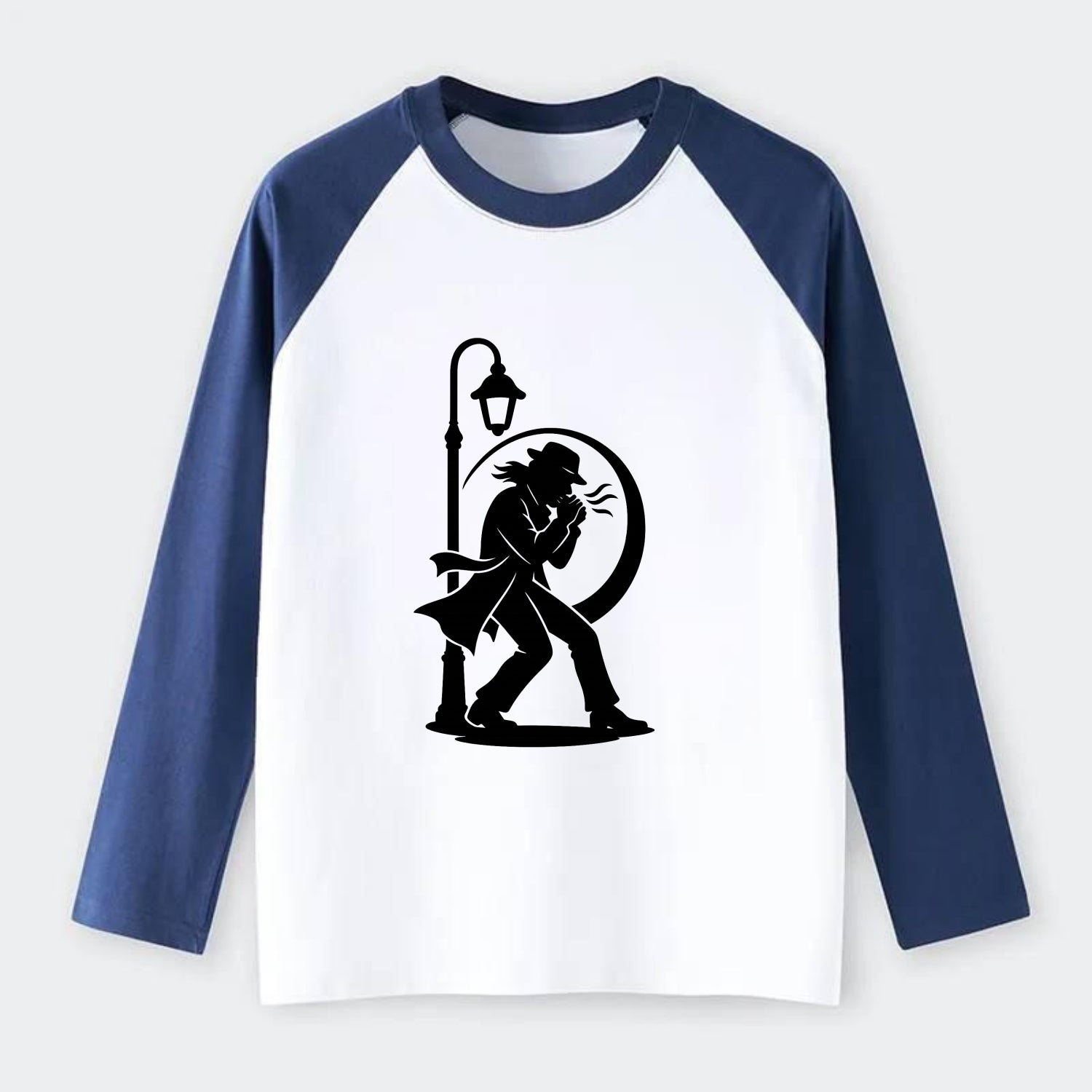 Blues harmonica player under streetlight - Raglan Long Sleeve T-Shirt - Blue
