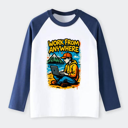 Digital nomad with laptop on beach/mountain - work from anywhere - Raglan Long Sleeve T-Shirt - Blue