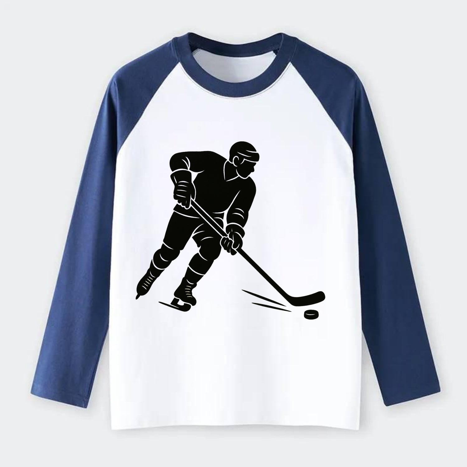 Ice hockey player shooting puck - Raglan Long Sleeve T-Shirt - Blue