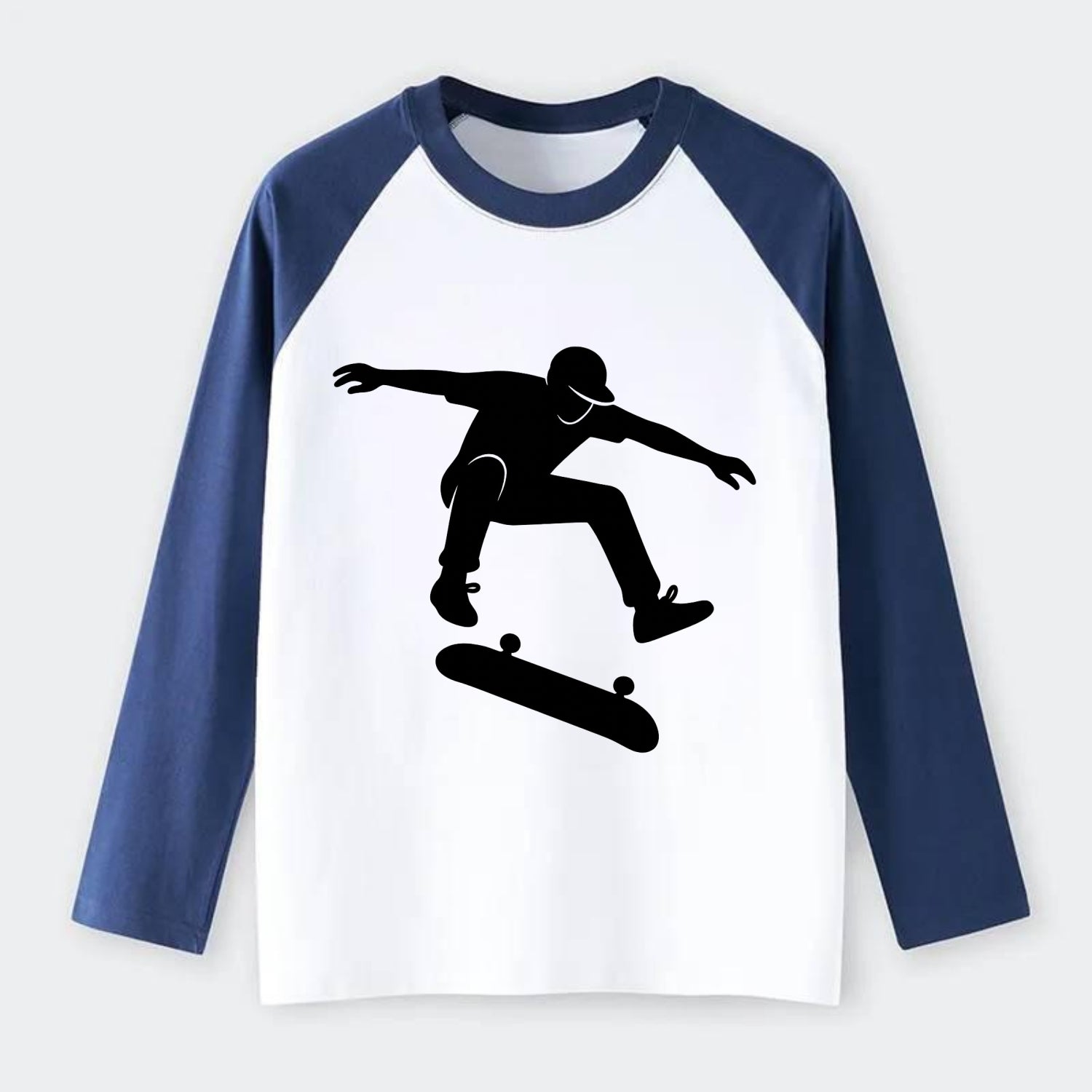 Skateboarder doing kickflip trick - Raglan Long Sleeve T-Shirt - Blue
